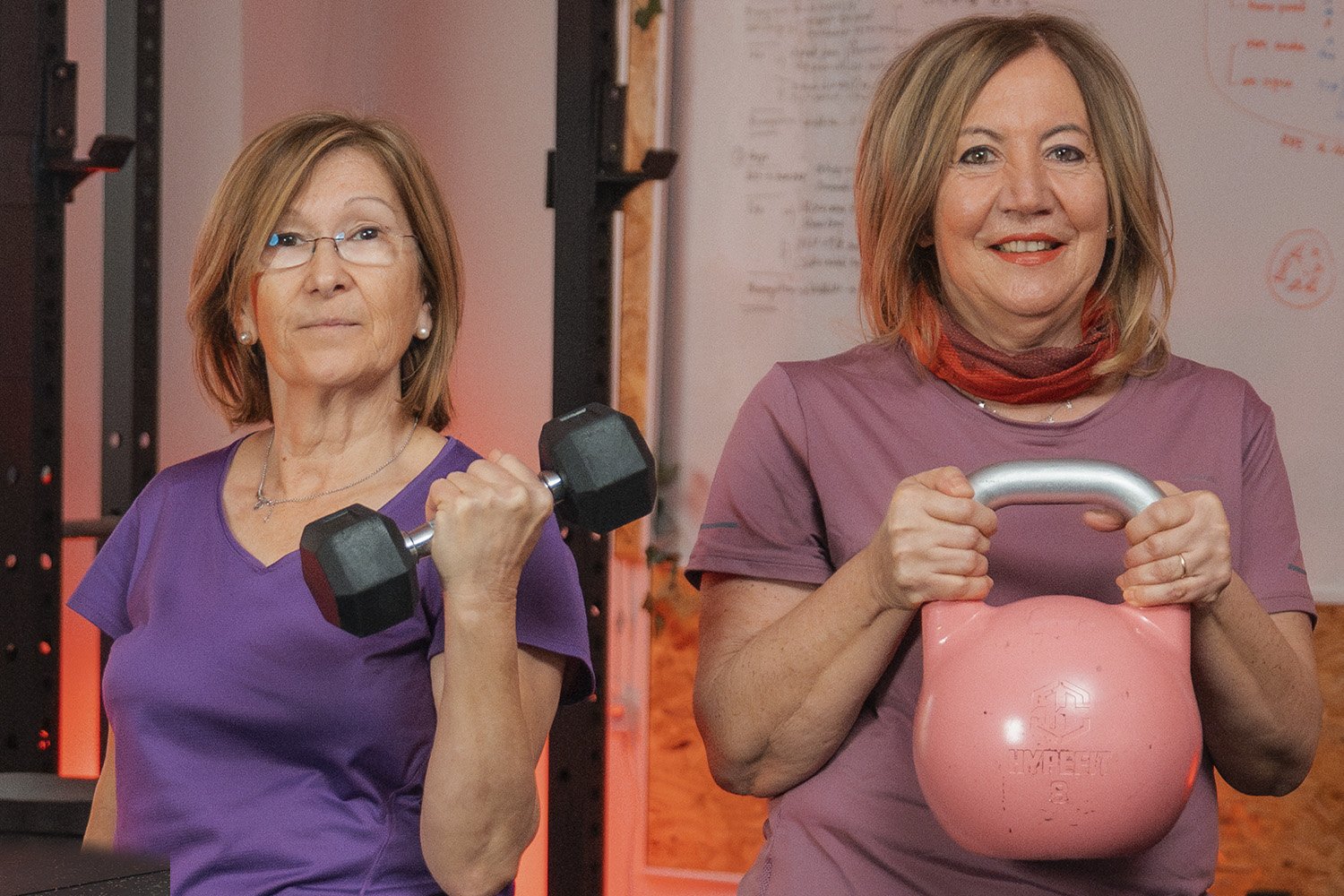 Mujeres senior realizando ejercicios de fuerza con kettlebell y pesas en el gimnasio.