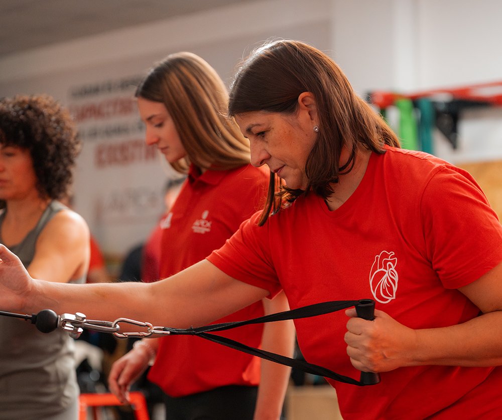 menopausia gimnasio benifaio Mujer senior en el gimnasio realizando ejercicio de remo en polea.